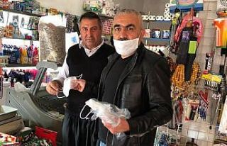Okul müdürü, belde esnafına maske dağıttı