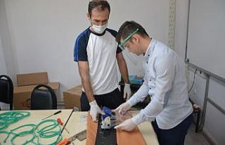 Okullar fabrika gibi çalışıp maske üretiyorlar