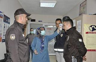 Önce ateşleri ölçülüyor sonra iş başı yapıyorlar