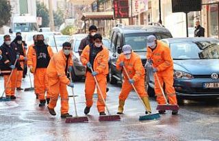 Onlarca temizlik işçisi hem dans etti, hem ilçeyi...