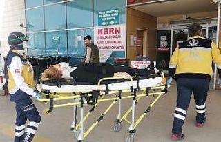 Orta refüje çıkan otomobildeki 1 kişi yaralandı