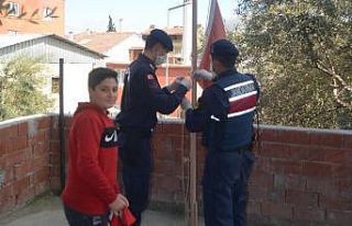Ortaokul öğrencisinin bayrak isteği yerine getirildi