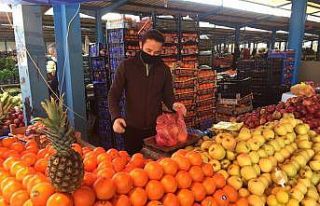 Osmaneli Cuma pazarında sadece ilçe manavları tezgah...