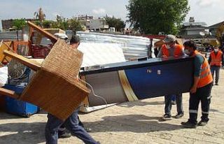 Otel sahibi boşaltmayınca eşyaları belediye çalışanları...