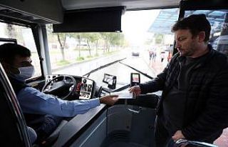 Otobüslerde vatandaşa maske dağıtılıyor