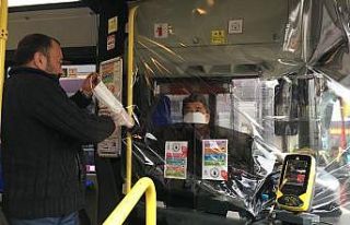 Otobüslere maskesiz binenlere maske dağıtıldı