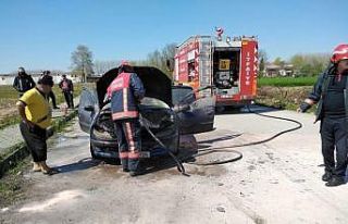 Otomobil alev alev yandı