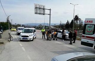 Otomobil bisikletliye çarptı