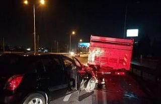 Otomobil emniyet şeridinde duran kamyonete arkadan...