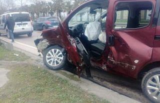 Otomobil ile hafif ticari araç çarpıştı: 3 yaralı