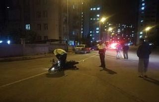 Otomobil motosiklete çarptı: 2 yaralı