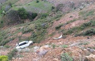 Otomobil şarampole yuvarlandı: 1 ölü, 1 yaralı