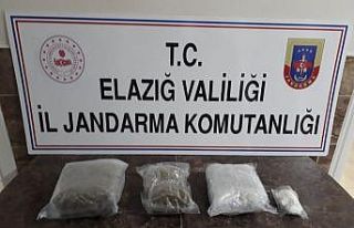 Otomobilin kapısından uyuşturucu çıktı