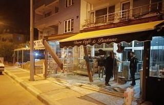 Otomobiliyle pastaneye girdi