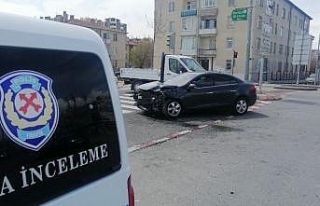Otomobiller çarpıştı: 2 yaralı