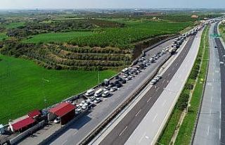 Otoyolda binlerce araç ve vatandaş korona virüs...