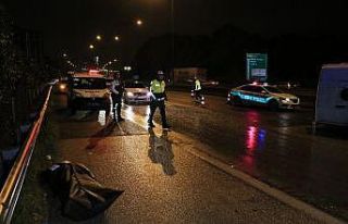 Otoyolda işçi servisi ile otomobil çarpıştı:...