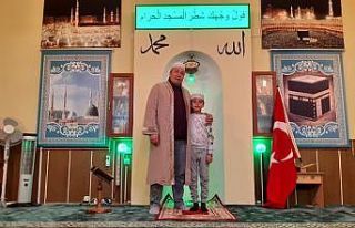 (Özel) 10 yaşındaki Emir sağlık çalışanları...