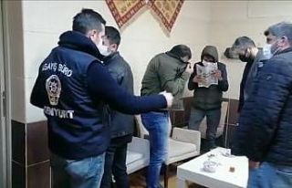 (Özel) Açık olan kafe basıldı, polisi görünce...