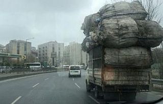 (Özel) Beyoğlu’nda aşırı yüklü kamyon, trafikte...