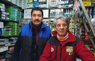 (ÖZEL) Bursalı muhtardan evlere emekli maaşı ve...