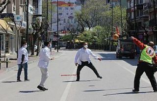 (Özel) En işlek caddeye ip gerip voleybol oynadılar