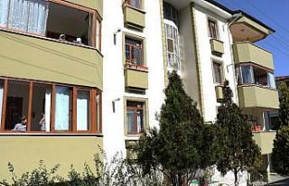 (Özel) Evden çıkamayan çocuklar balkondan balkona...