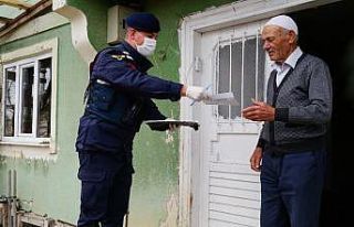 (ÖZEL) Evine gelen maaşını yaşlı vatandaş askere...