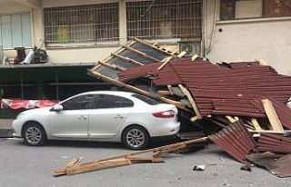 (Özel) Gaziosmanpaşa’da şiddetli rüzgar çatı...