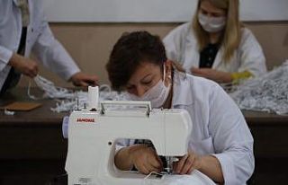 (Özel) Gönüllü olarak maske ve tulum üretip ihtiyacı...