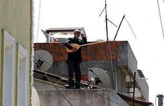 (Özel) Karantina altındaki sokakta çatıya çıktı:...