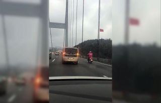 (Özel) Köprüden geçen motosikletli kuryeye sürücüler...