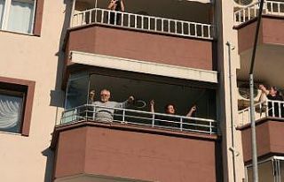 (Özel) Müzisyen mahalleyi düğün salonuna çevirdi