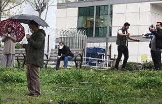 (Özel) Sağlıkçılara balkondan konser verdi, polis...