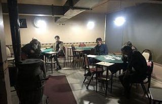 (Özel) Sokağa çıkma yasağına saatler kala kumar...