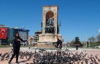 (Özel) Taksim’de polis ekipleri güvercinleri unutmadı