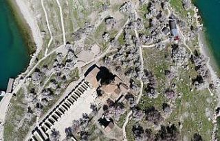 (Özel) Turistlerin akınına uğrayan Akdamar Adası...