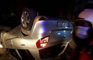 Park halindeki otomobile çarpan araç ters döndü,...