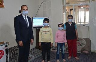 Patnos’ta uzaktan eğitim alamayan çocuklara televizyon...