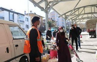 Pazar alışverişi için sıralarını beklediler