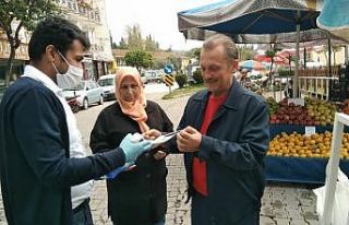 Pazar alışverişine gelenlere eldiven ve maske dağıtıldı