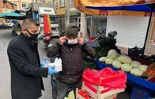 Pazar yerinde maske dağıtılıp bilgilendirme yapıldı
