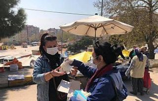 Pazar yerinde vatandaşlara maske ve eldiven dağıtıldı