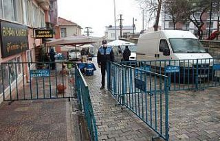 Pazar yerine giriş çıkışlar kapatıldı, az sayıda...