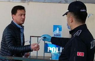 Pazara alanına gelenlerin ateşleri ölçüldü,...