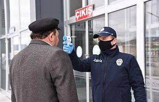 Pazara gelen herkesin ateşi ölçüldü