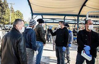 Pazara gelenlerin ateşi ölçülüyor, eldiven ve...