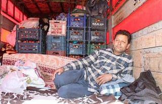 Pazarcı esnafı kamyon kasasında mahsur kaldı