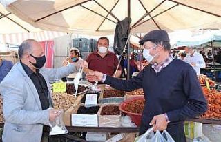 Pazarcı esnafına belediyeden maske desteği