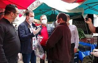 Pazarcı esnafına maske ve eldiven dağıtıldı